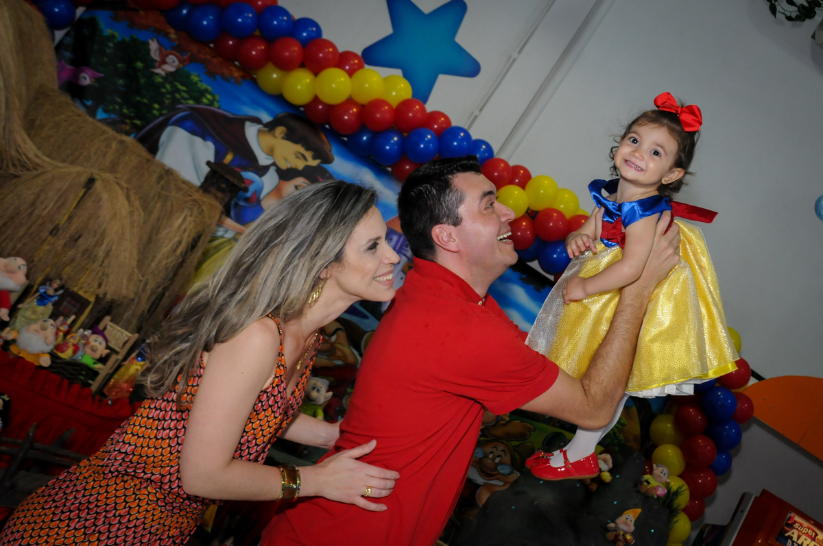 bagunça da família em frente a mesa decorana aniversário infantil, nathália 2 anos,tema da mesa branca de neve, buffet magic joy, moema, sp