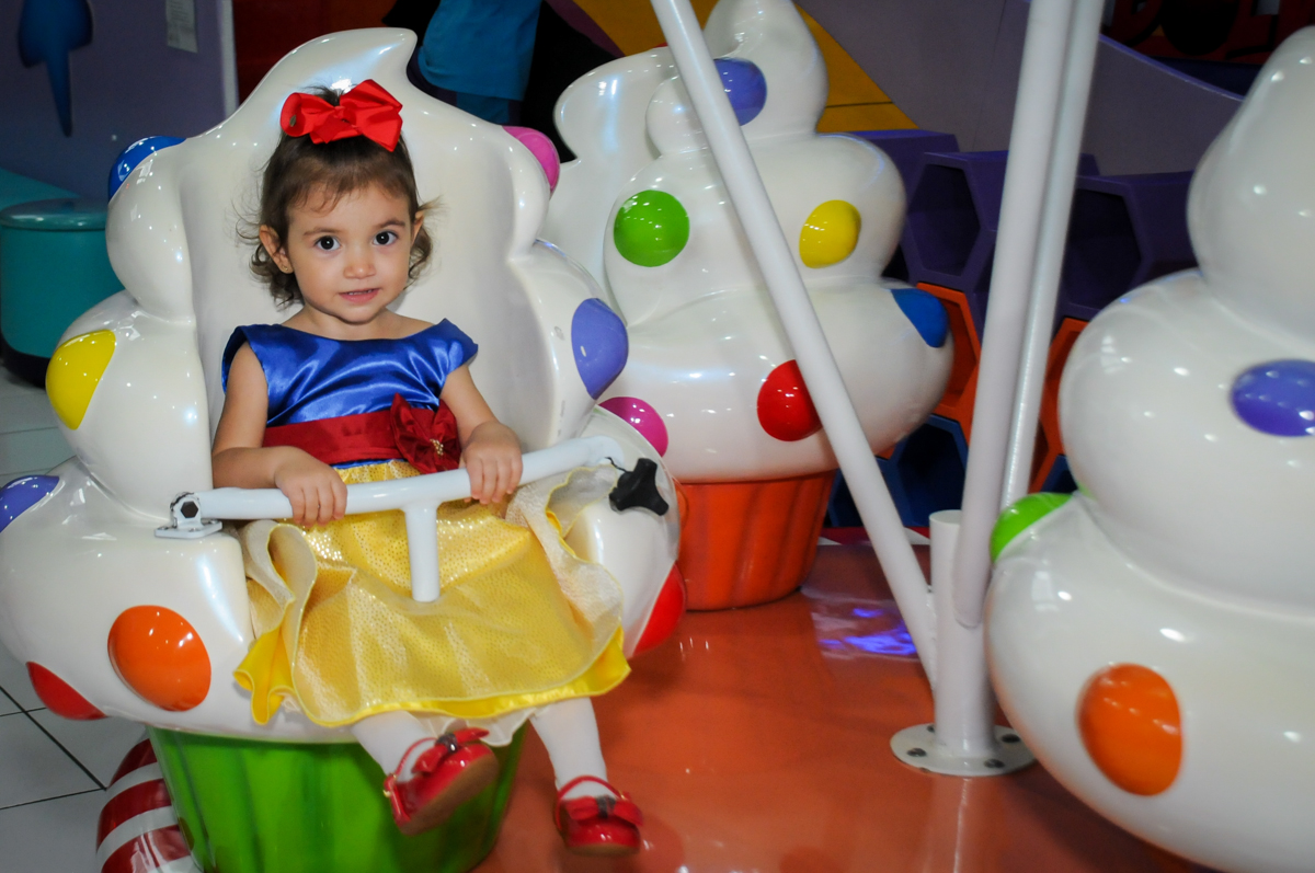 aniversariante brincando no carrossel na aniversário infantil, nathália 2 anos,tema da mesa branca de neve, buffet magic joy, moema, sp