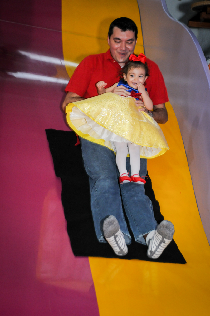 papai no escorregador na aniversário infantil, nathália 2 anos,tema da mesa branca de neve, buffet magic joy, moema, sp