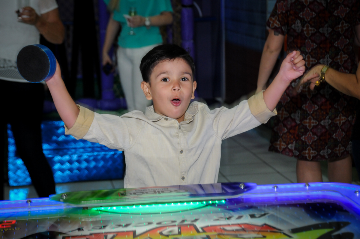comemoração de gol na aniversário infantil, nathália 2 anos,tema da mesa branca de neve, buffet magic joy, moema, sp