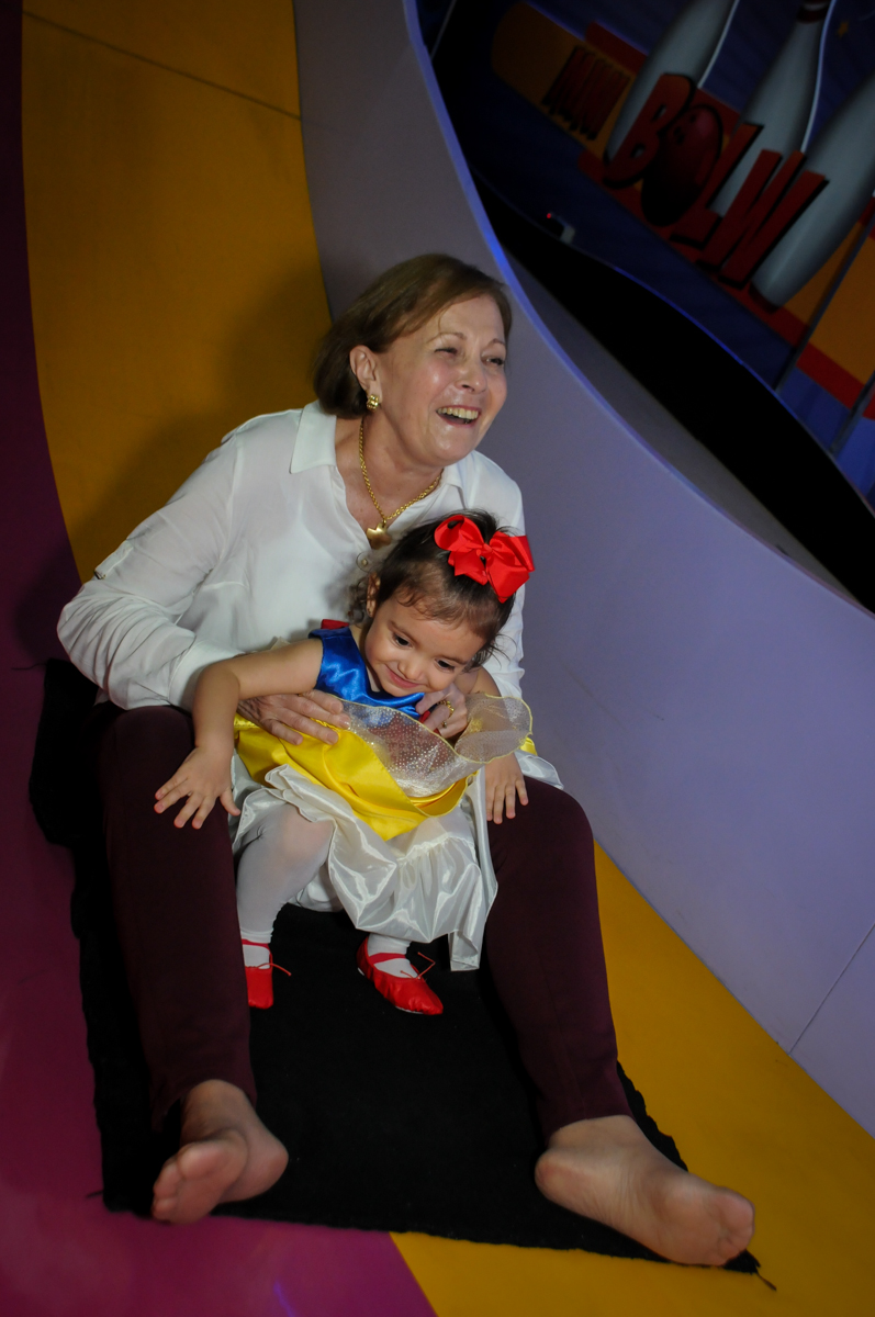 vovó também com a aniversariante no escorregador na aniversário infantil, nathália 2 anos,tema da mesa branca de neve, buffet magic joy, moema, sp
