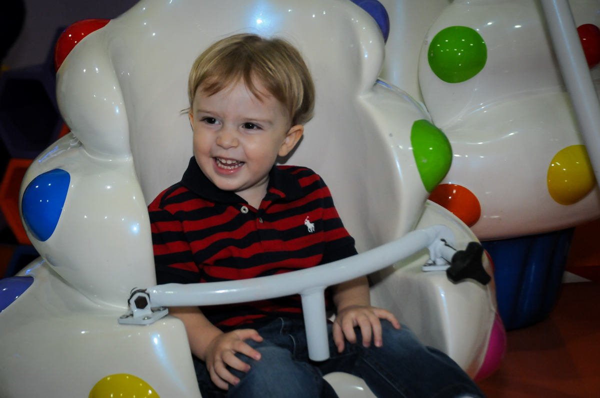 amiguinho no carrossel na