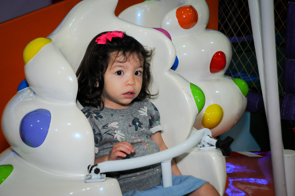 amiguinha no carrossel na aniversário infantil, nathália 2 anos,tema da mesa branca de neve, buffet magic joy, moema, sp