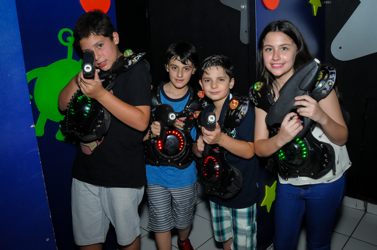 brincadeira no lazy shot na aniversário infantil, nathália 2 anos,tema da mesa branca de neve, buffet magic joy, moema, sp