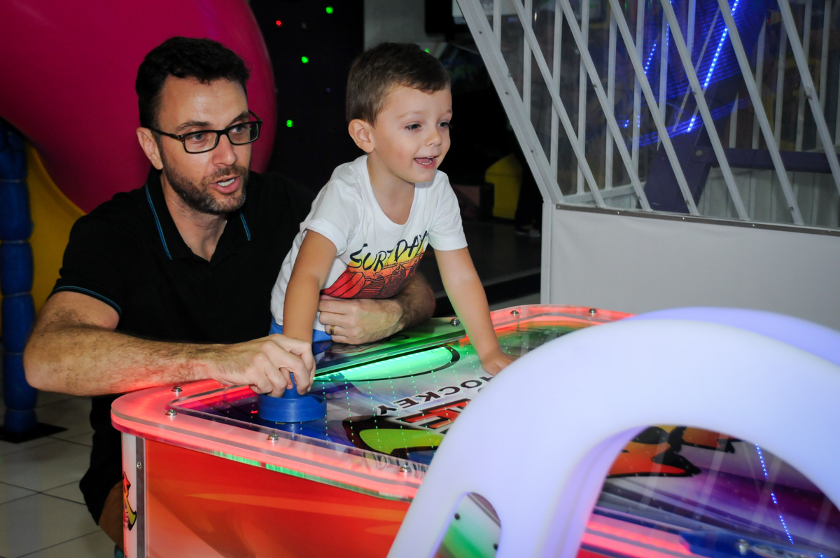 jogo de futebol de mesa animado na aniversário infantil, nathália 2 anos,tema da mesa branca de neve, buffet magic joy, moema, sp