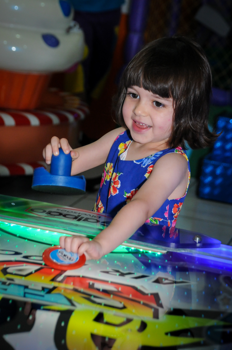 amiguinha também joga no futebol de mesa na aniversário infantil, nathália 2 anos,tema da mesa branca de neve, buffet magic joy, moema, sp