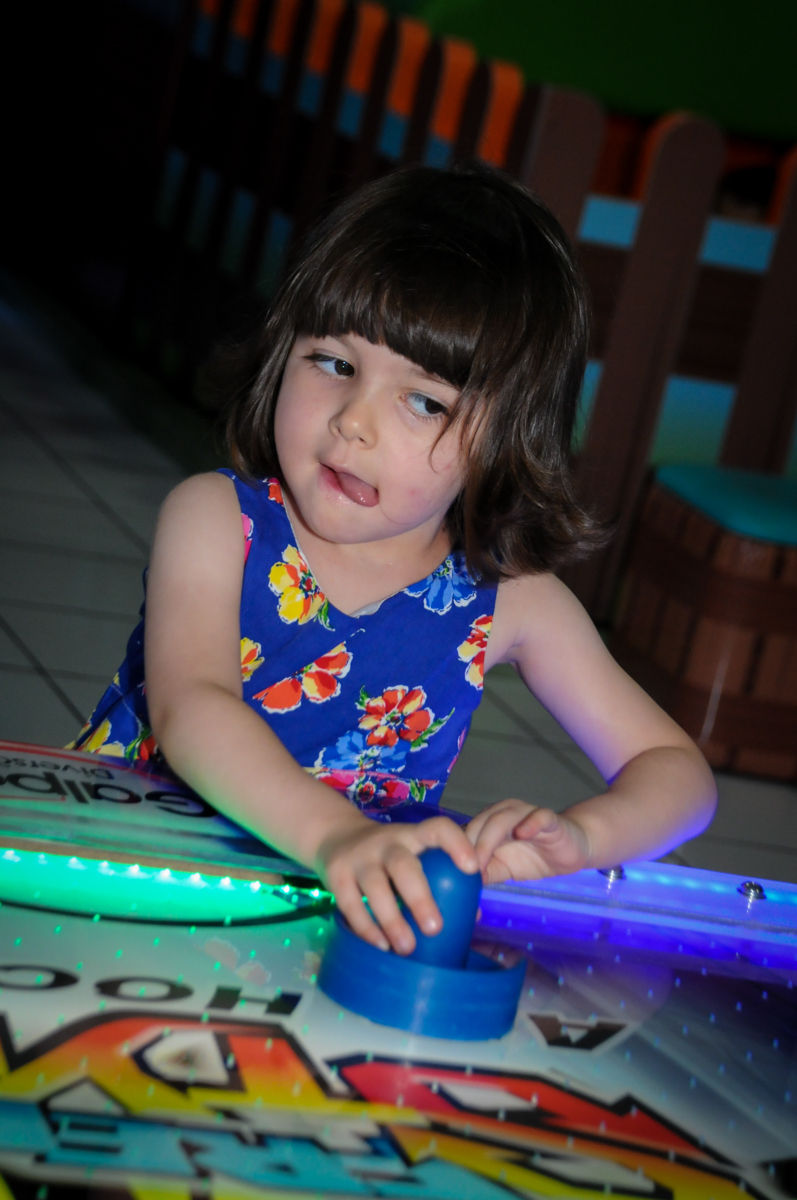 quem vai ganhar o jogo de futebol de mesa na aniversário infantil, nathália 2 anos,tema da mesa branca de neve, buffet magic joy, moema, sp