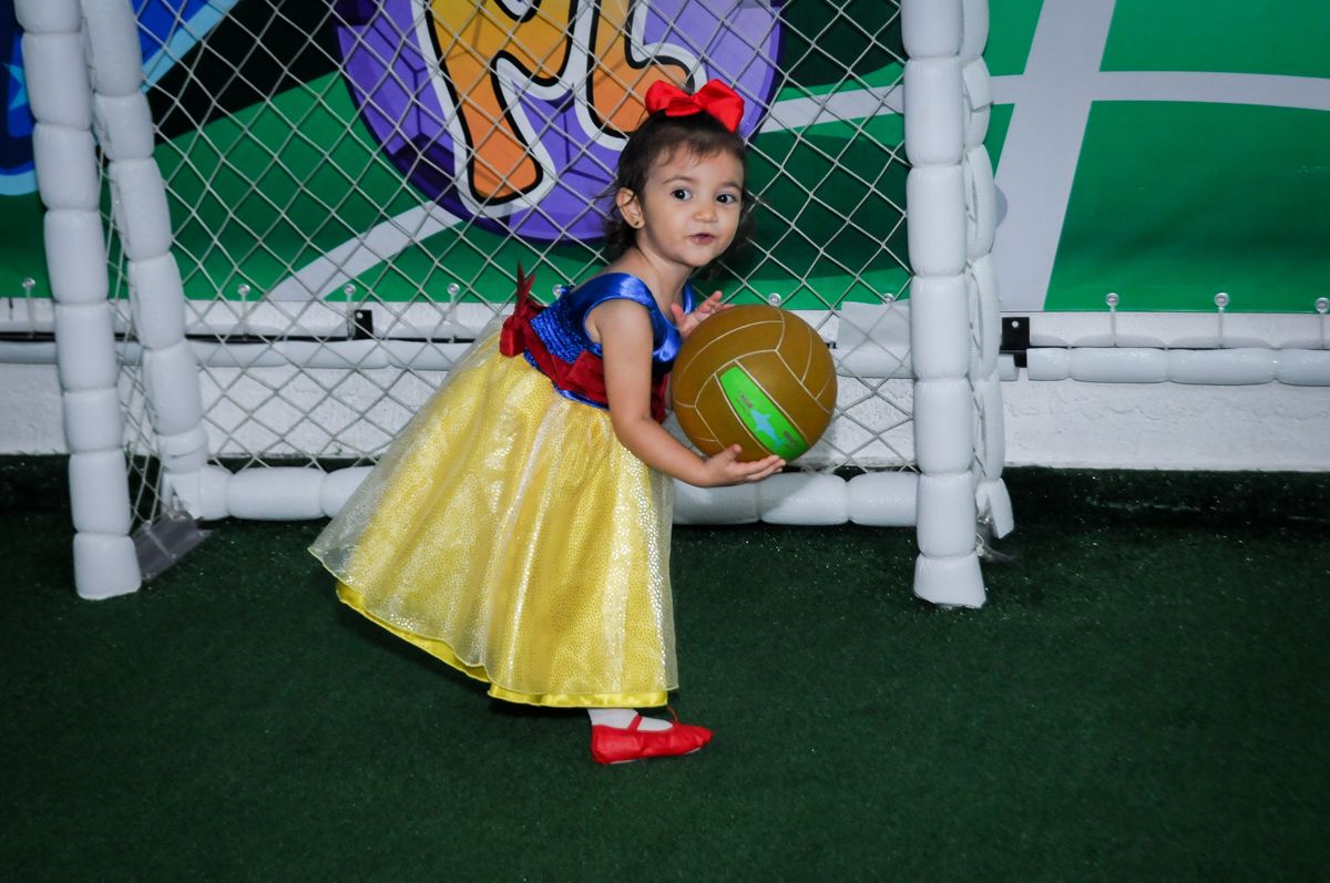 jogo de futebol na aniversário infantil, nathália 2 anos,tema da mesa branca de neve, buffet magic joy, moema, sp