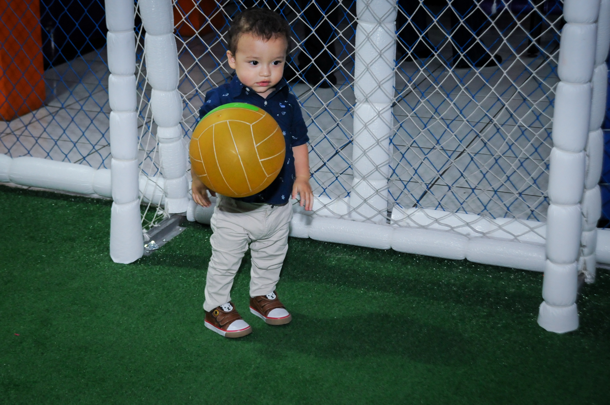 o goleiro no jogo de futebol na aniversário infantil, nathália 2 anos,tema da mesa branca de neve, buffet magic joy, moema, sp