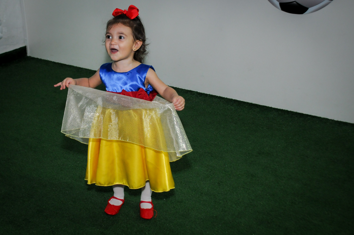 aniversariante feliz no campo de futebol  na aniversário infantil, nathália 2 anos,tema da mesa branca de neve, buffet magic joy, moema, sp