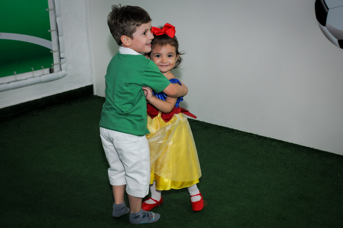 abraço do amiguinho no campo de futebol na aniversário infantil, nathália 2 anos,tema da mesa branca de neve, buffet magic joy, moema, sp