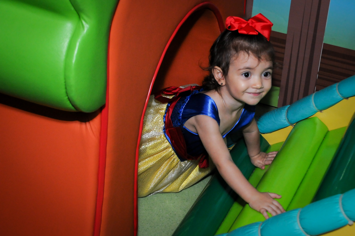 hora de brincar na área baby na aniversário infantil, nathália 2 anos,tema da mesa branca de neve, buffet magic joy, moema, sp