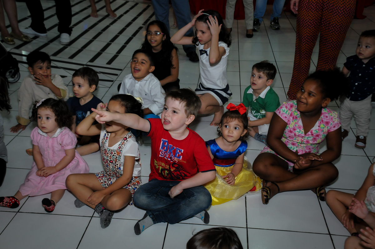 o show vai começar na aniversário infantil, nathália 2 anos,tema da mesa branca de neve, buffet magic joy, moema, sp
