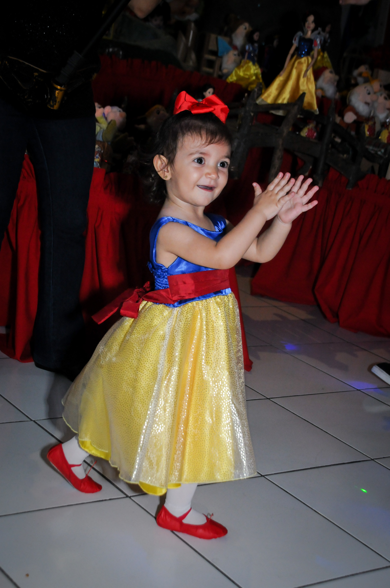 hora da balada na aniversário infantil, nathália 2 anos,tema da mesa branca de neve, buffet magic joy, moema, sp