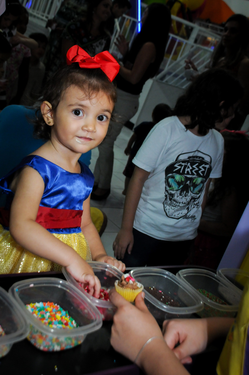 aniversariante faz seu próprio cup cake na aniversário infantil, nathália 2 anos,tema da mesa branca de neve, buffet magic joy, moema, sp