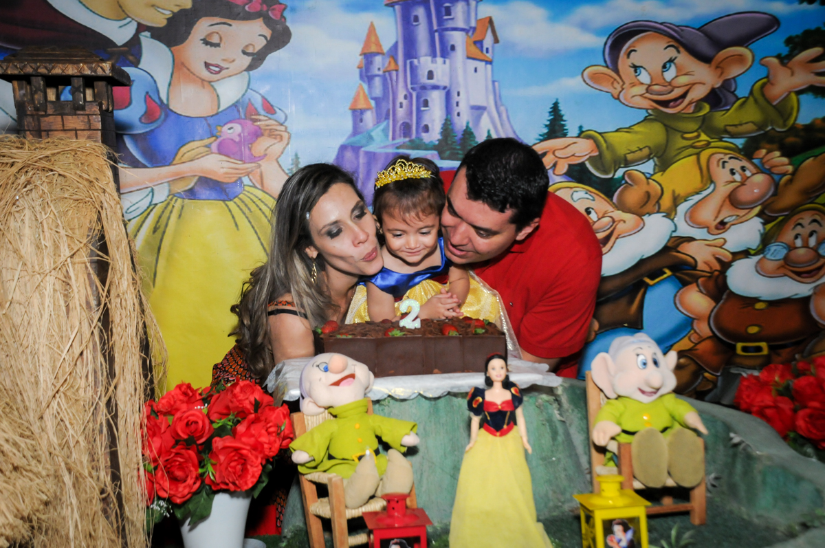 hora de soprar a velinha do bolo na aniversário infantil, nathália 2 anos,tema da mesa branca de neve, buffet magic joy, moema, sp