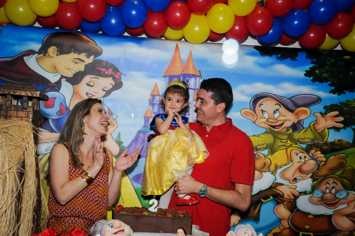 aniversariante e família feliz na hora do parabéns na aniversário infantil, nathália 2 anos,tema da mesa branca de neve, buffet magic joy, moema, sp