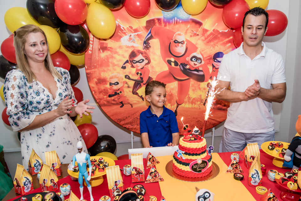 Os pais juntam-se ao aniversariante para cantar o parabéns