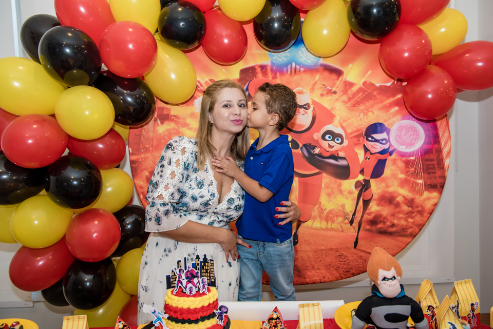 Matheus beijando com carinho sua mãe