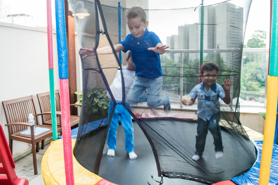 curtindo sua festa com brincadeiras na cama elástica