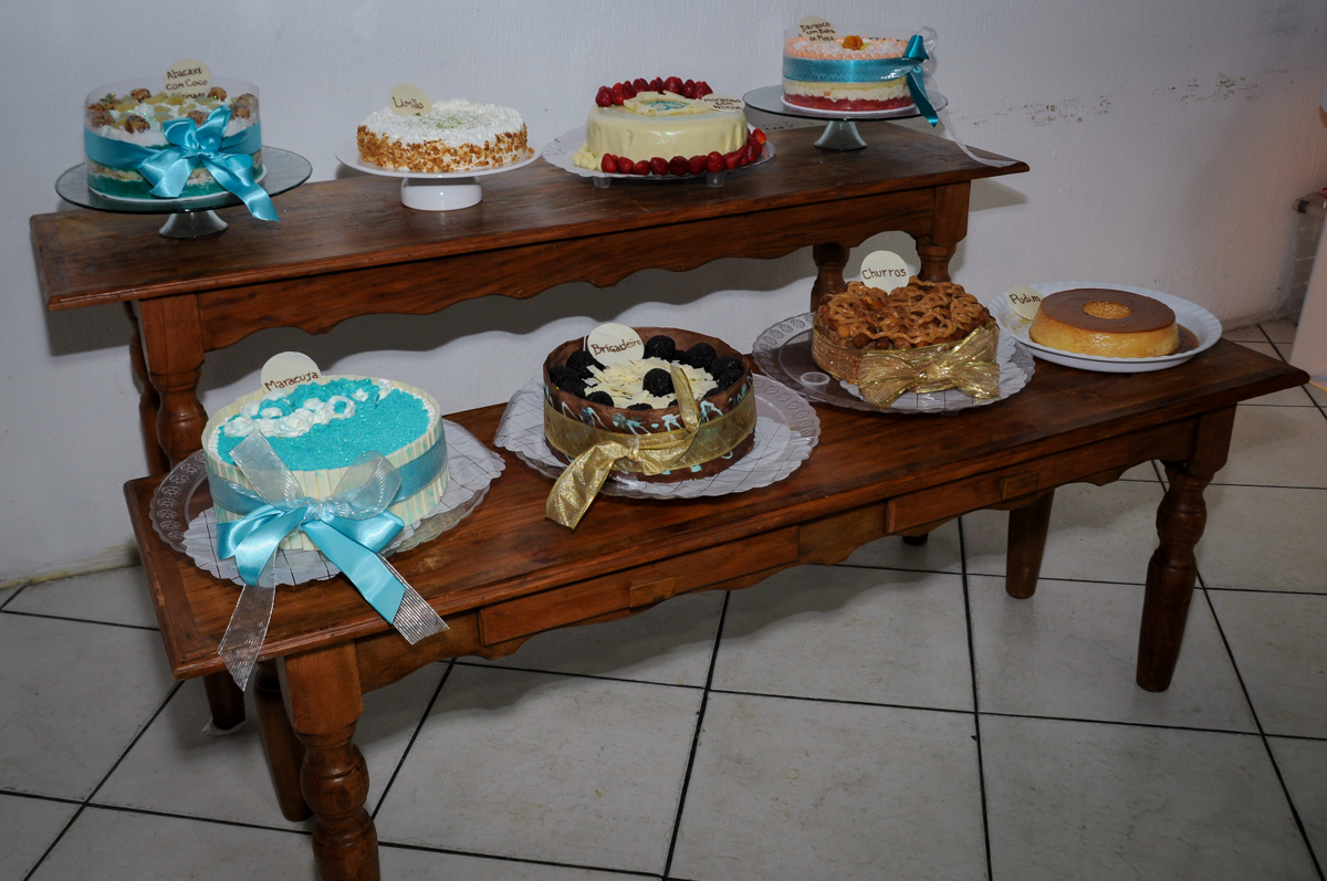 mesa de tortas no Buffet Fábrica da Alegria festa infantil Sophia 11 anos, tema da festa Paris