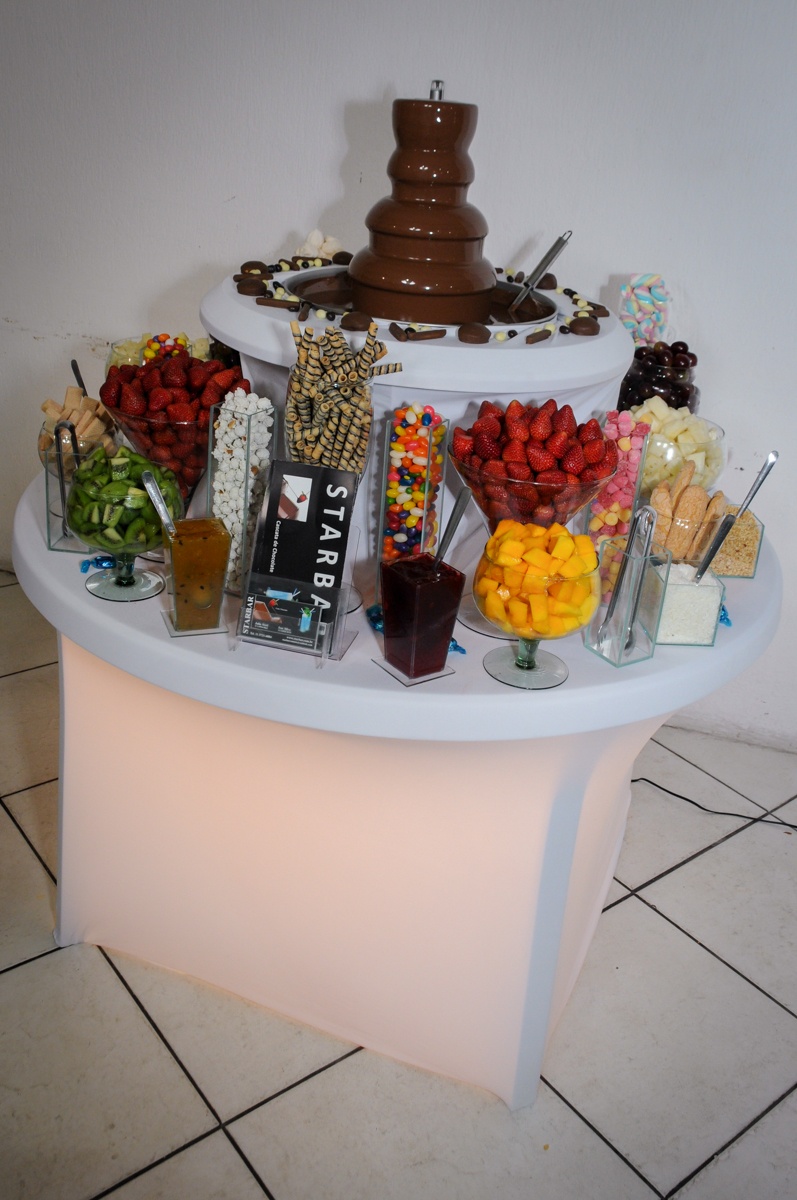 mesa de frutas no Buffet Fábrica da Alegria festa infantil Sophia 11 anos, tema da festa Paris