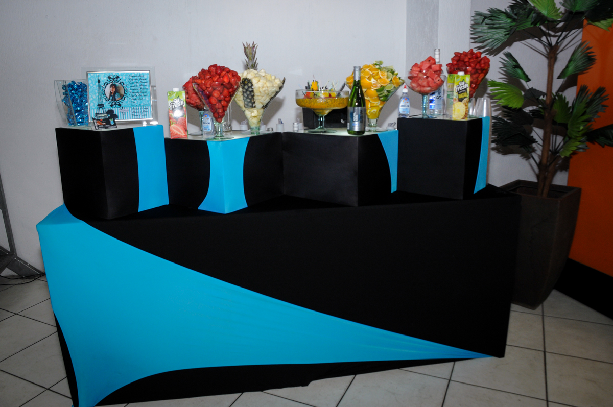 mesa de drinks no Buffet Fábrica da Alegria festa infantil Sophia 11 anos, tema da festa Paris