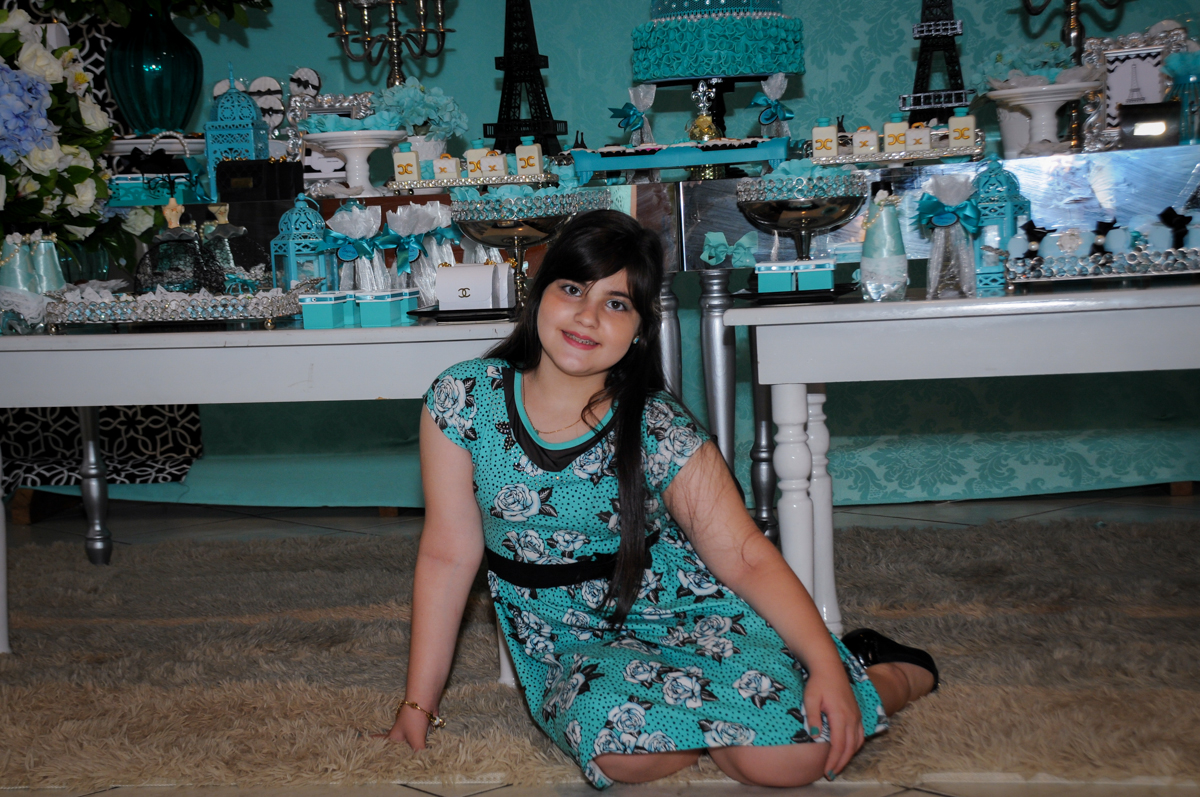 aniversariante na mesa no Buffet Fábrica da Alegria festa infantil Sophia 11 anos, tema da festa Paris