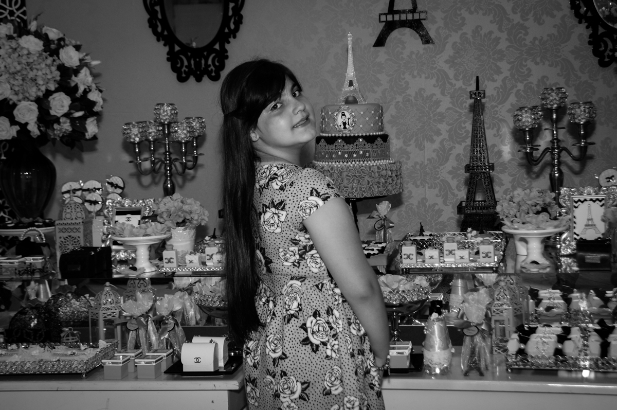 pose para foto no Buffet Fábrica da Alegria festa infantil Sophia 11 anos, tema da festa Paris
