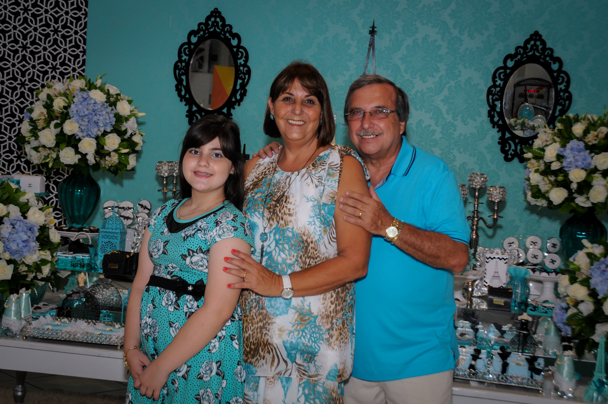 fotografia da aniversariante com os avós no Buffet Fábrica da Alegria festa infantil Sophia 11 anos, tema da festa Paris