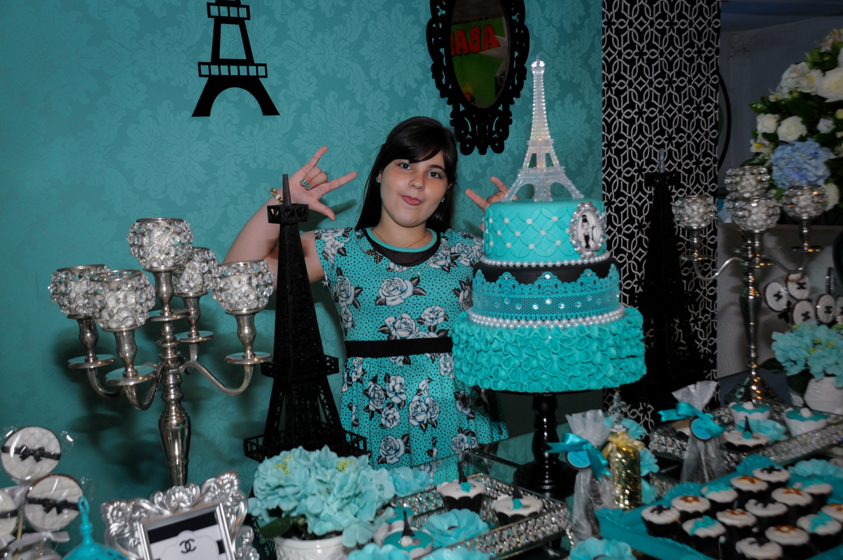 charme da aniversariante para foto no Buffet Fábrica da Alegria festa infantil Sophia 11 anos, tema da festa Paris