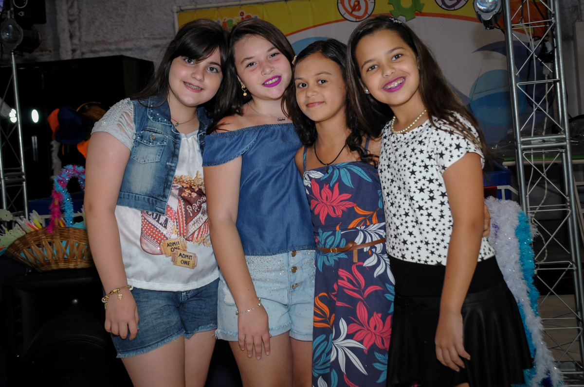 amigas unidas posando para foto no Buffet Fábrica da Alegria festa infantil Sophia 11 anos, tema da festa Paris