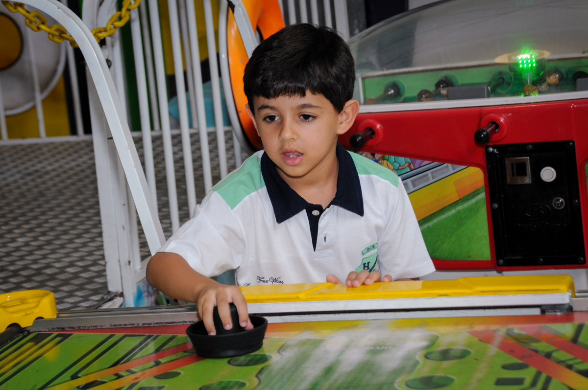 jogo de futebol de mesa no Buffet Fábrica da Alegria festa infantil Sophia 11 anos, tema da festa Paris