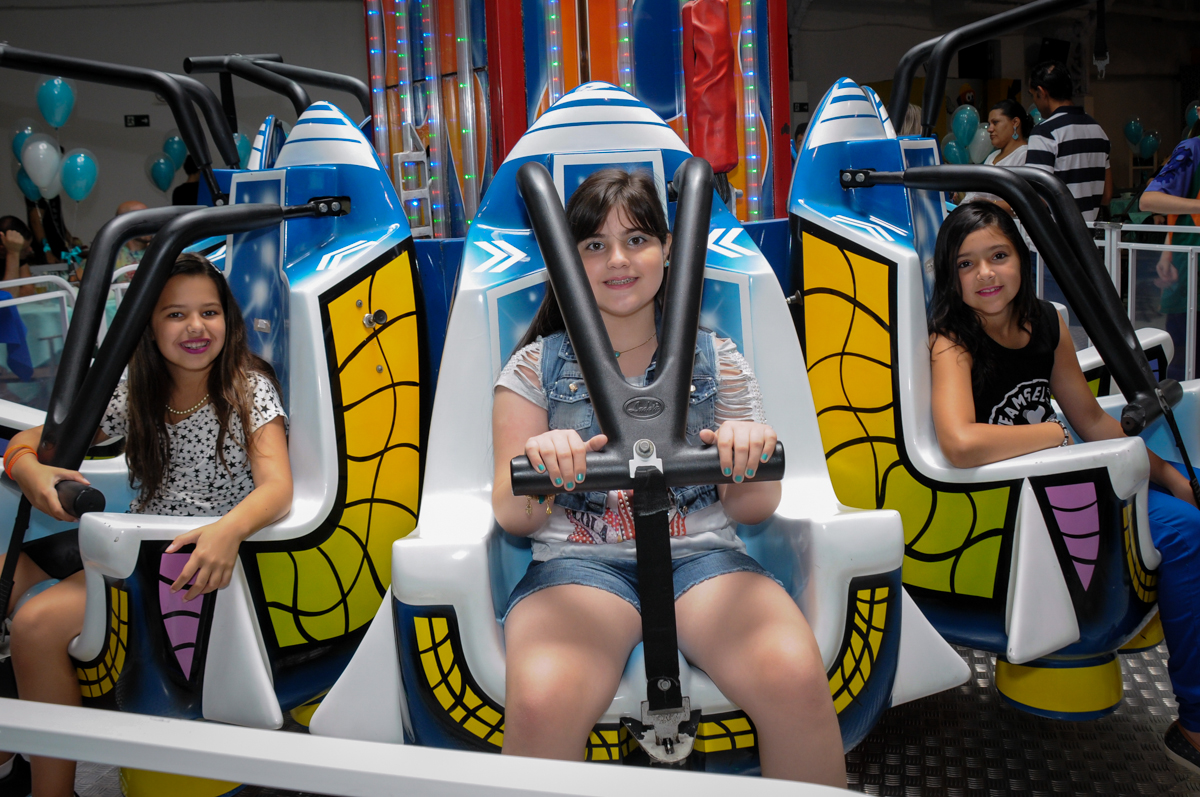 bagunça no brinquedo elevador no Buffet Fábrica da Alegria festa infantil Sophia 11 anos, tema da festa Paris