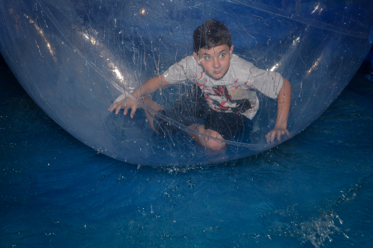 amiguinho na bola aquática no Buffet Fábrica da Alegria festa infantil Sophia 11 anos, tema da festa Paris