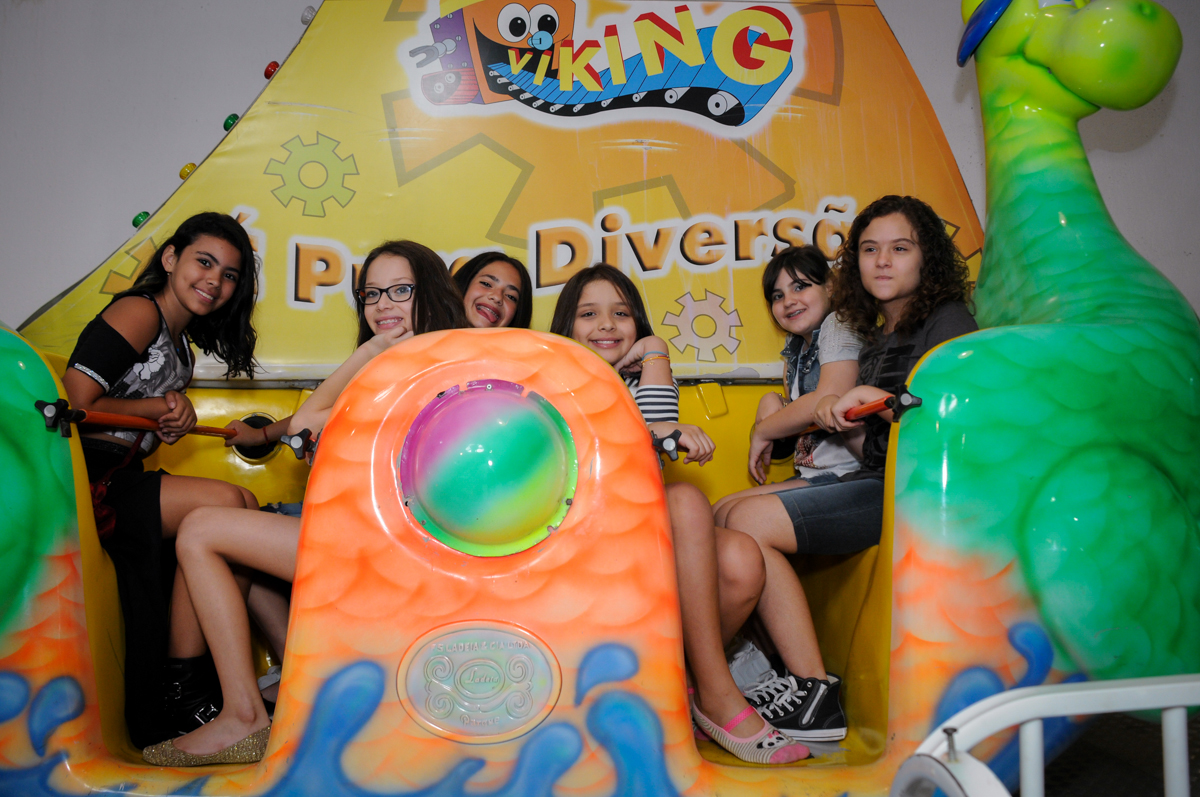 hora de brincar no barco vick no Buffet Fábrica da Alegria festa infantil Sophia 11 anos, tema da festa Paris