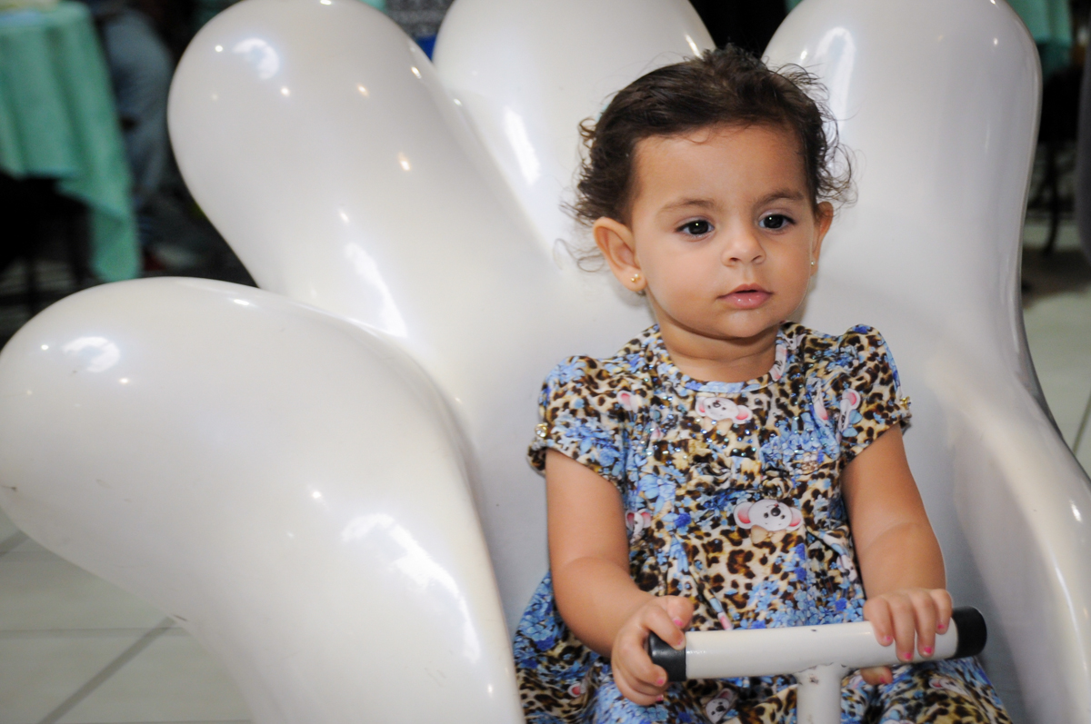 amiguinha na luva do mickey no Buffet Fábrica da Alegria festa infantil Sophia 11 anos, tema da festa Paris