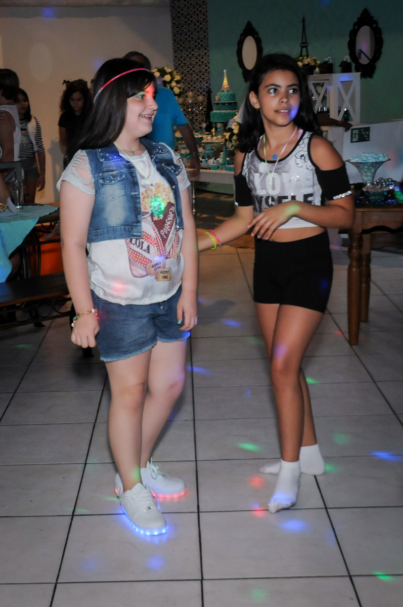 vai começar a balada no Buffet Fábrica da Alegria festa infantil Sophia 11 anos, tema da festa Paris