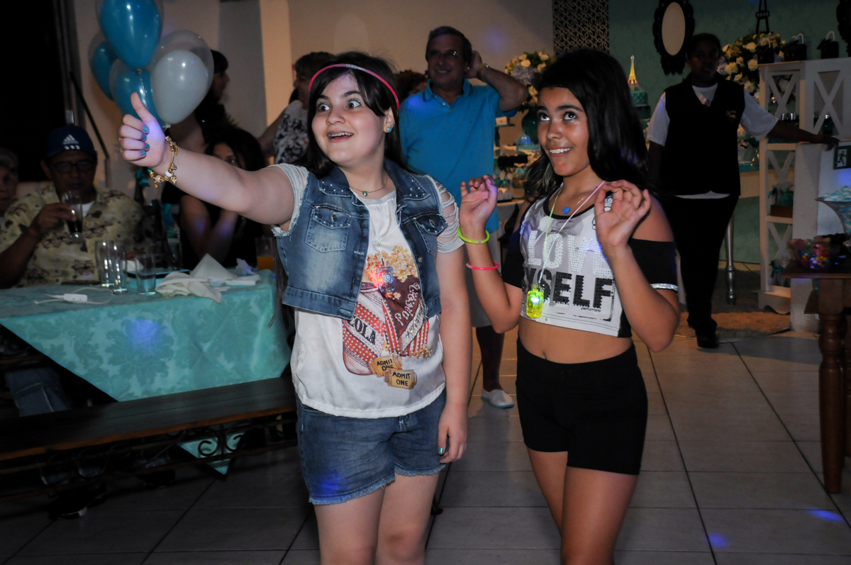 A balada continua no Buffet Fábrica da Alegria festa infantil Sophia 11 anos, tema da festa Paris