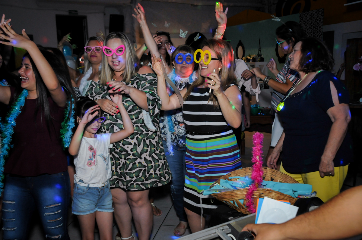 todos pegam acessórios para balada no Buffet Fábrica da Alegria festa infantil Sophia 11 anos, tema da festa Paris