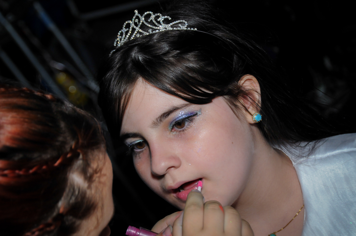 aniversariante se maqueia para o parabéns no Buffet Fábrica da Alegria festa infantil Sophia 11 anos, tema da festa Paris