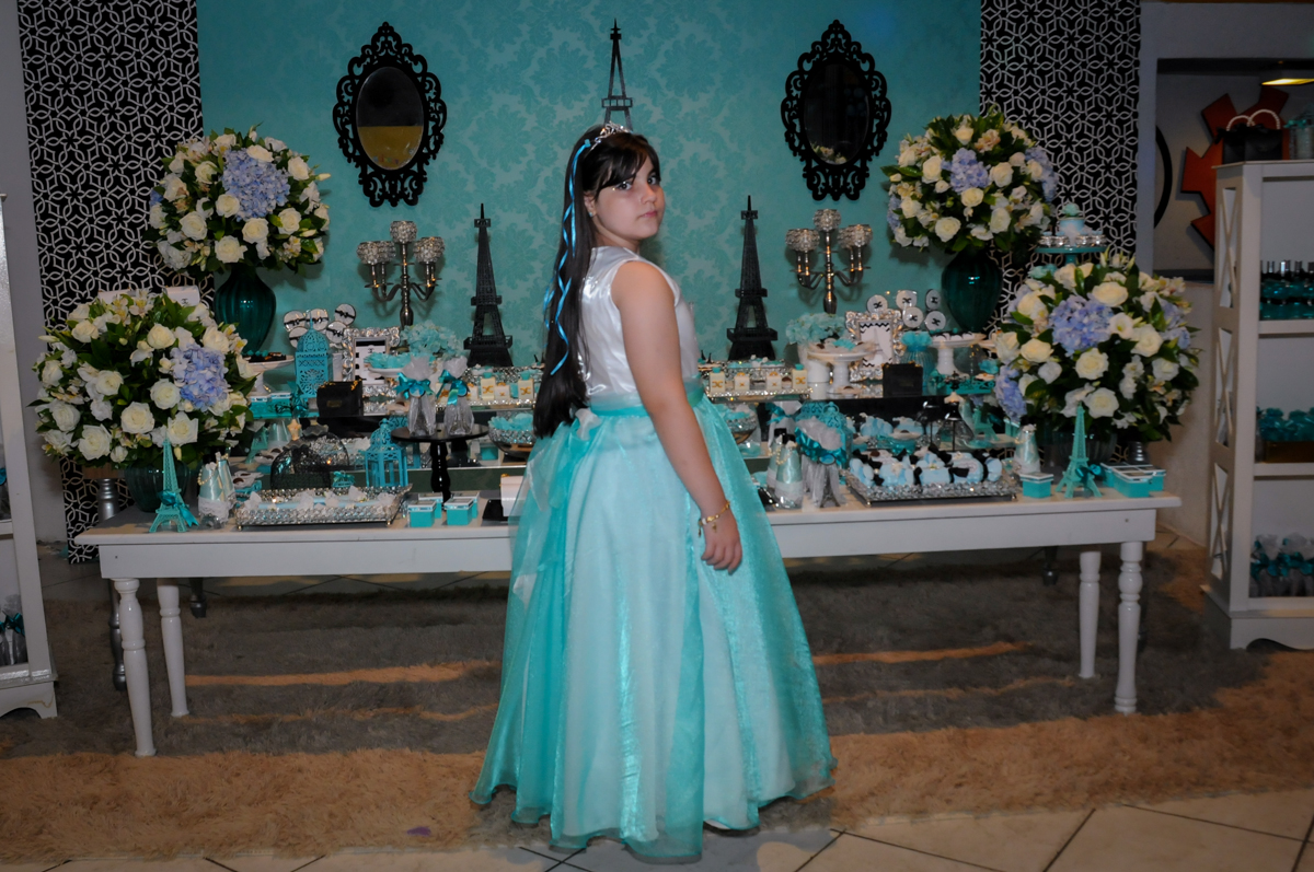 aniversariante se veste como uma princesa para o parabéns no Buffet Fábrica da Alegria festa infantil Sophia 11 anos, tema da festa Paris