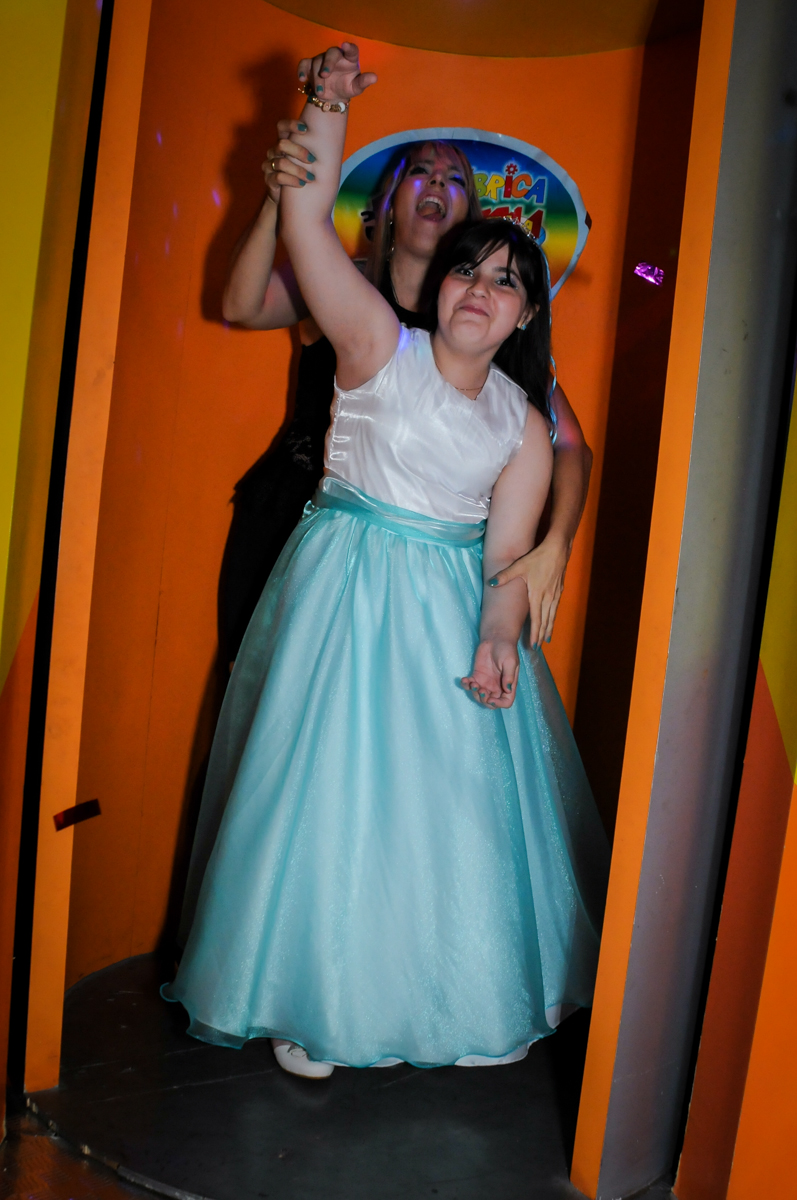 saindo da máquina do parabéns no Buffet Fábrica da Alegria festa infantil Sophia 11 anos, tema da festa Paris