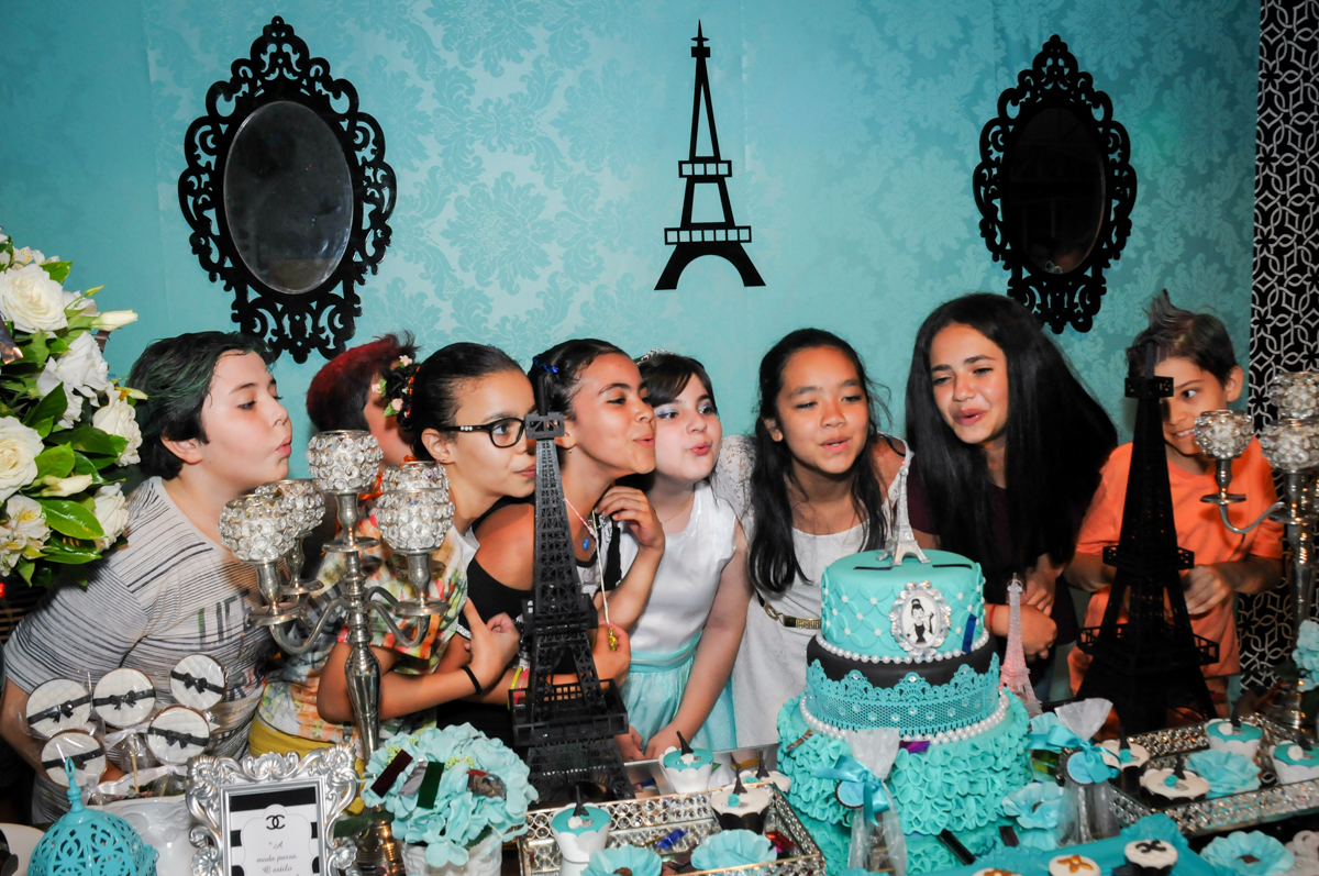 Assoprando a velinha do bolo no Buffet Fábrica da Alegria festa infantil Sophia 11 anos, tema da festa Paris