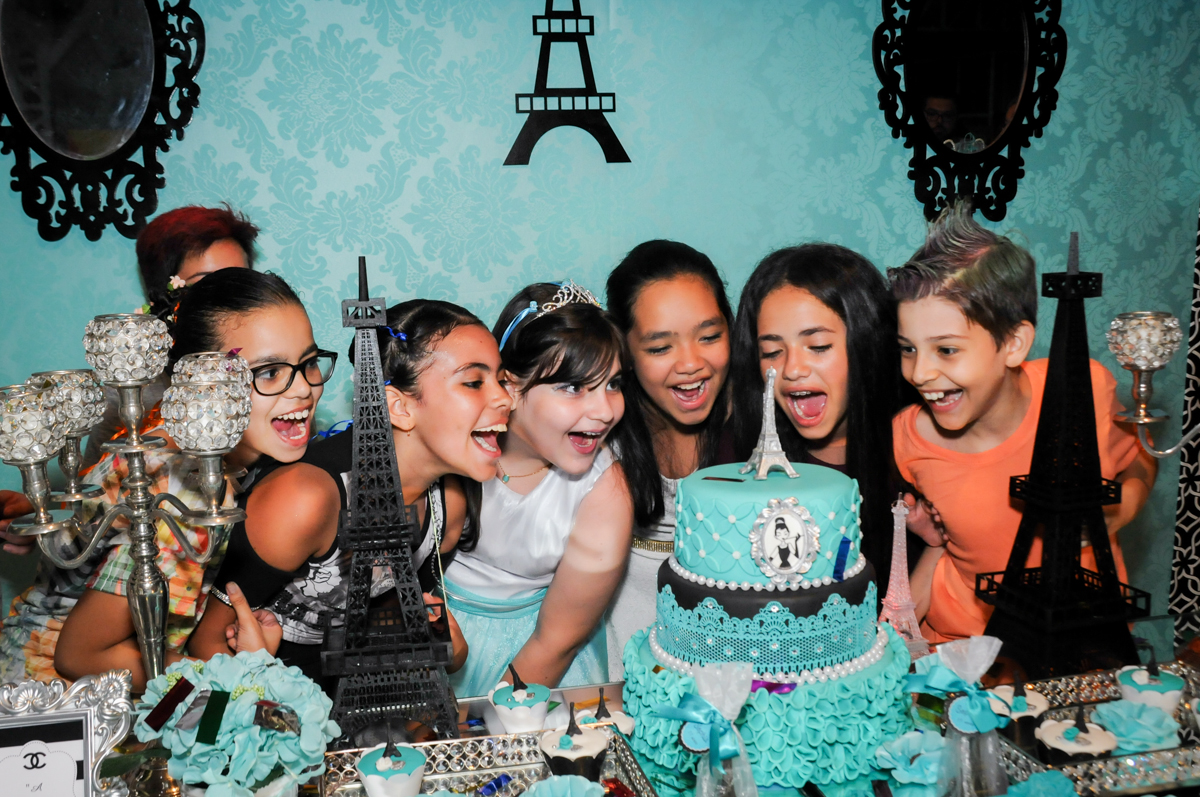 todas querem comer o bolo no Buffet Fábrica da Alegria festa infantil Sophia 11 anos, tema da festa Paris