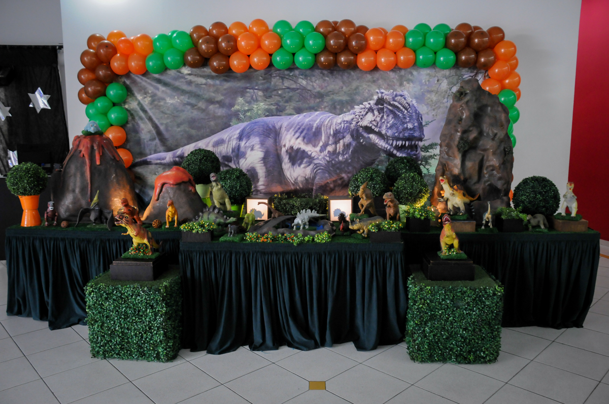 Mesa decorada no Buffet Paparicos, festa infantil, tema da mesa dinossauros, guilherme 5 anos