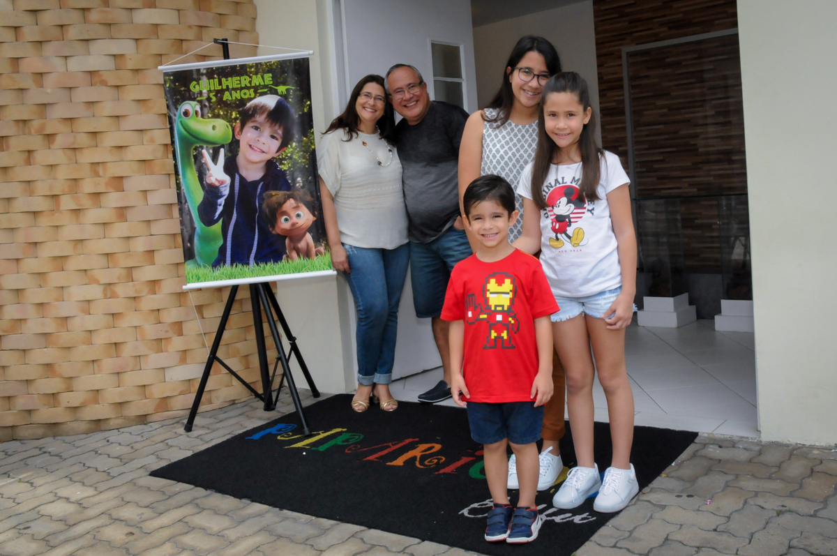 Foto da família no arco de bexigas no Buffet Paparicos, festa infantil, tema da mesa dinossauros, guilherme 5 anos