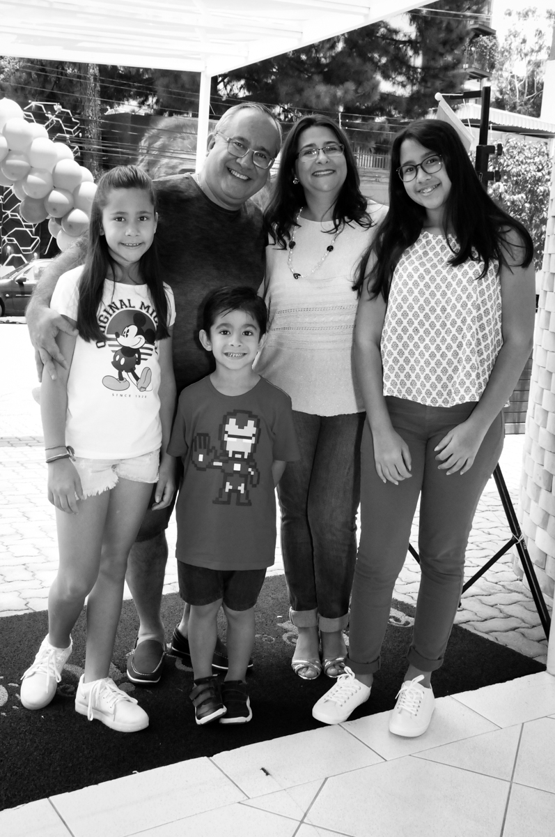 entrada da família no Buffet Paparicos, festa infantil, tema da mesa dinossauros, guilherme 5 anos