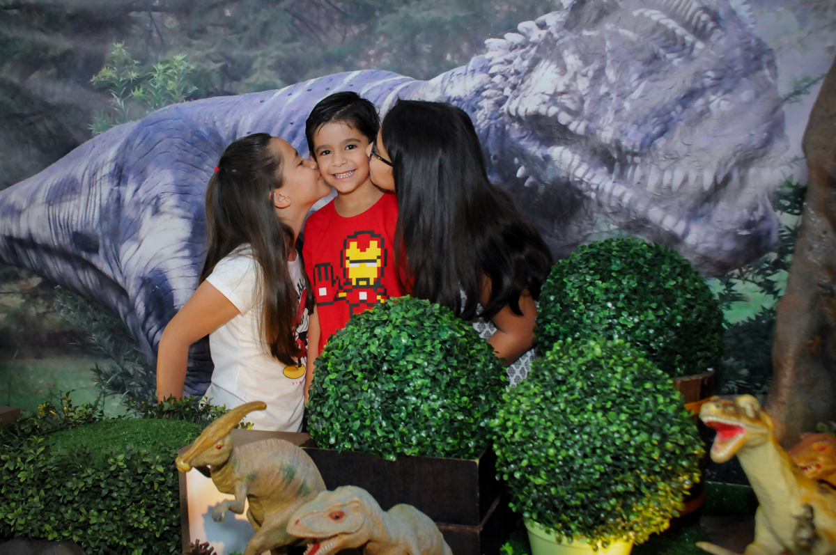 beijinho sanduiche das irmãs no Buffet Paparicos, festa infantil, tema da mesa dinossauros, guilherme 5 anos