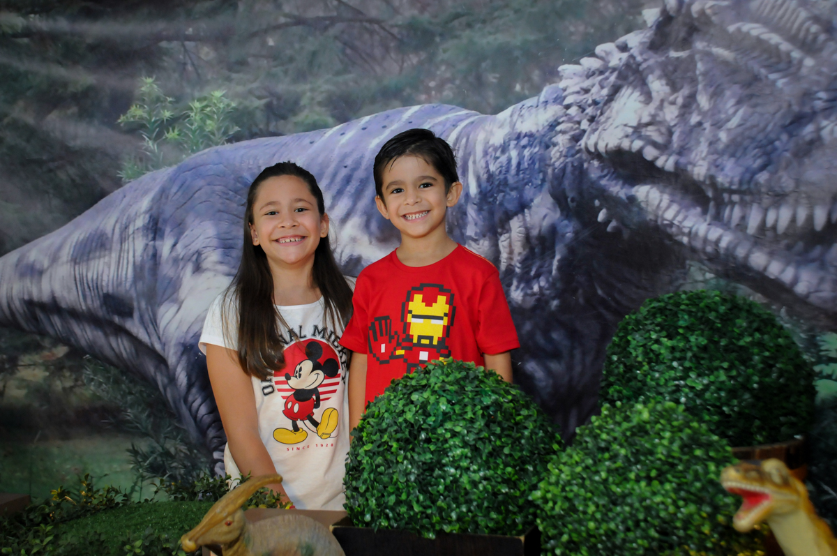 aniversariante é fotografado com a irmã no Buffet Paparicos, festa infantil, tema da mesa dinossauros, guilherme 5 anos